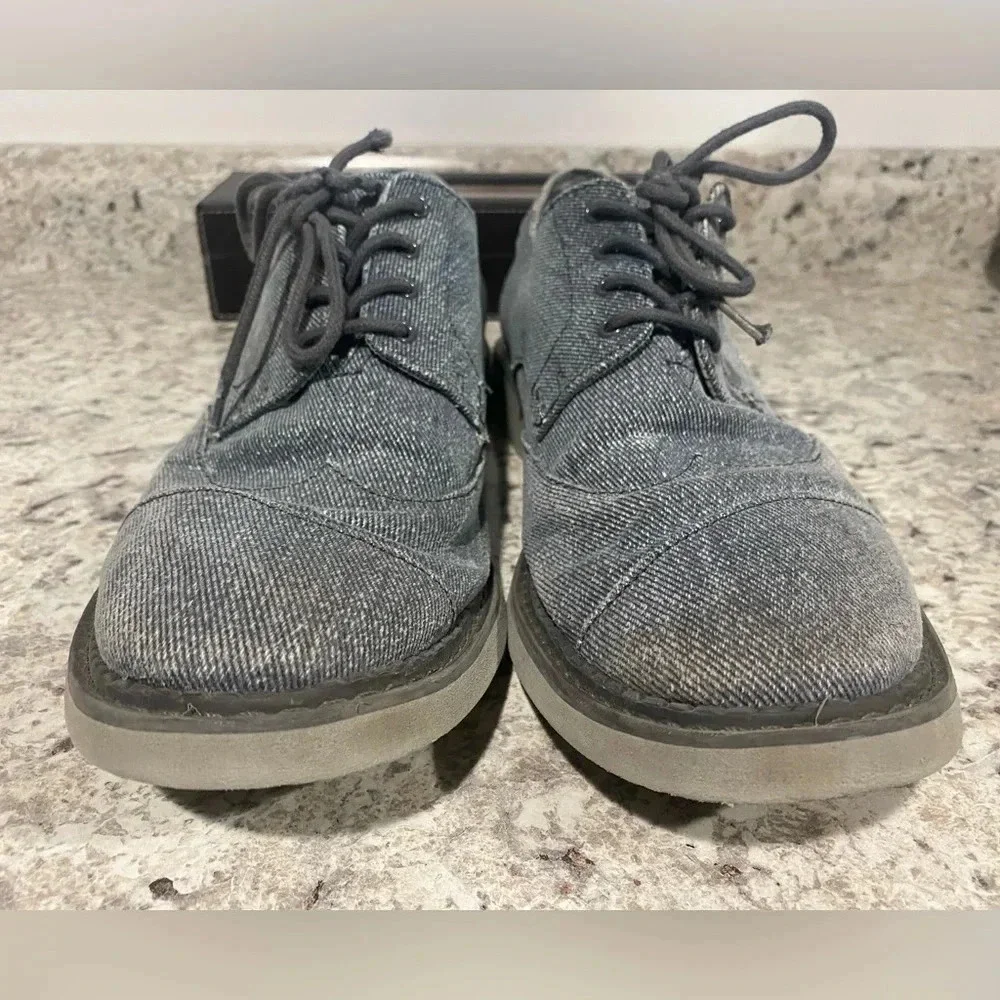 Toms Men's size 11 Brogue Wingtip Oxfords Blue Denim Chambray Wingtip Shoes